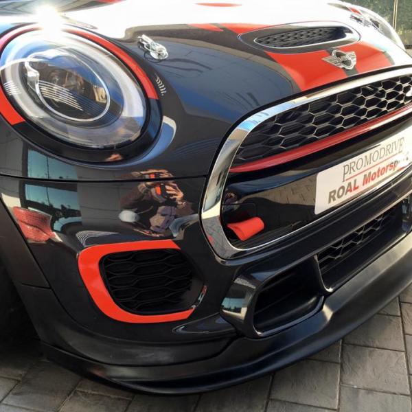 Mini John Cooper Works Challenge - Particolari splitter e prese raffreddamento